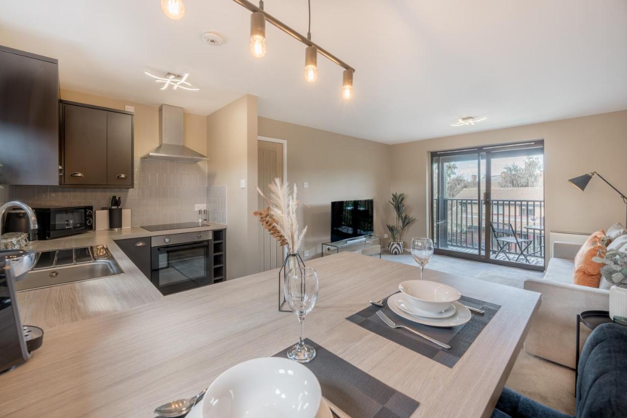 Waterlily - Beautiful 1-bed With Overlooking Balcony Apartamento