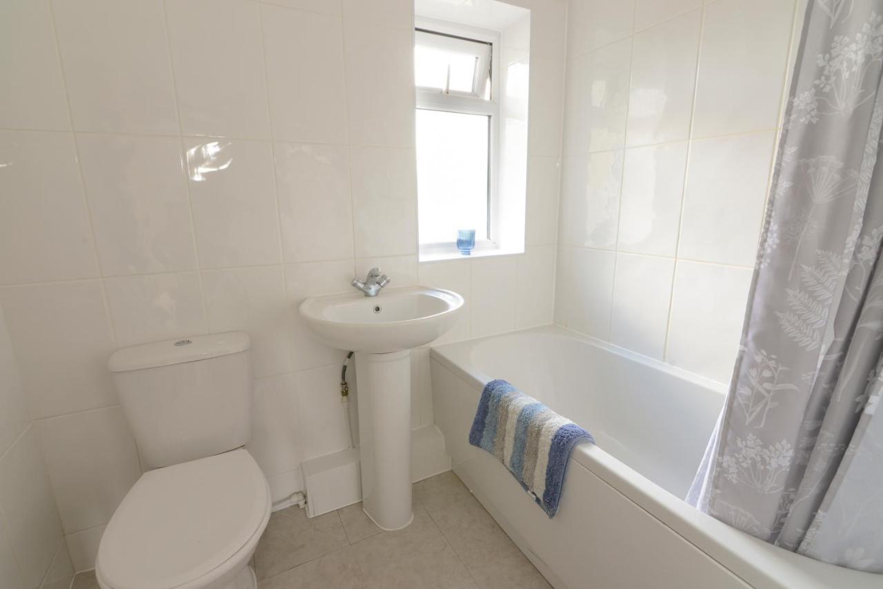 Holiday home Alderton House - Spacious 3 Bed With Parking *