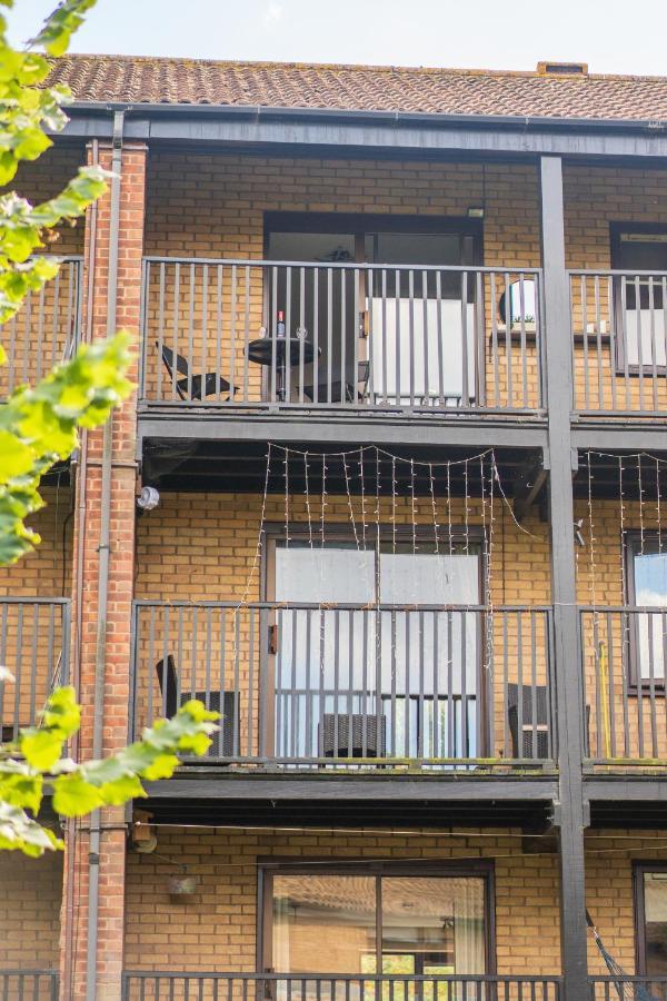 Waterlily - Beautiful 1-bed With Overlooking Balcony Apartment