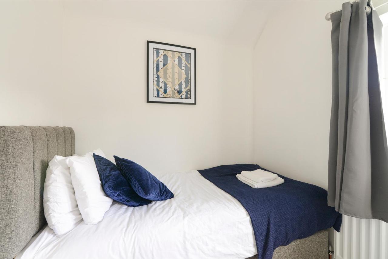 Alderton House - Spacious 3 Bed With Parking *