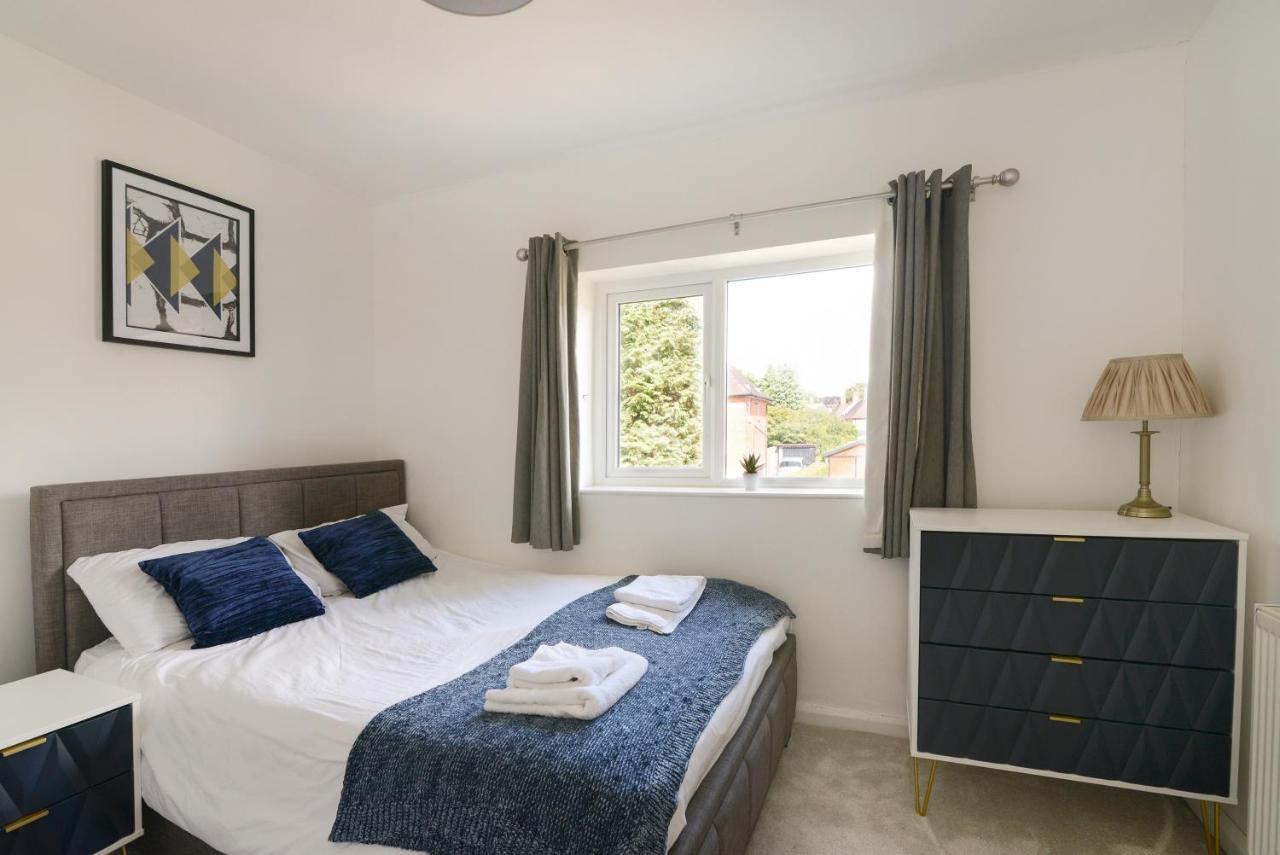 Alderton House - Spacious 3 Bed With Parking