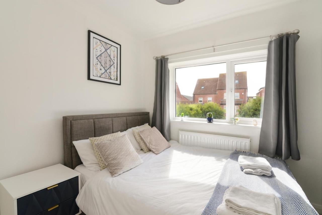 Alderton House - Spacious 3 Bed With Parking *
