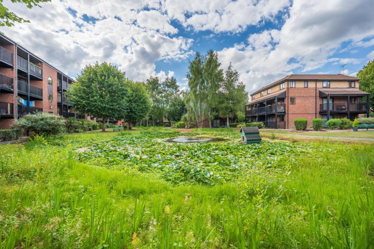 Waterlily - Beautiful 1-bed With Overlooking Balcony Apartamento