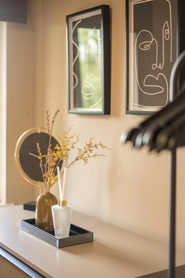 Waterlily - Beautiful 1-bed With Overlooking Balcony Apartamento *