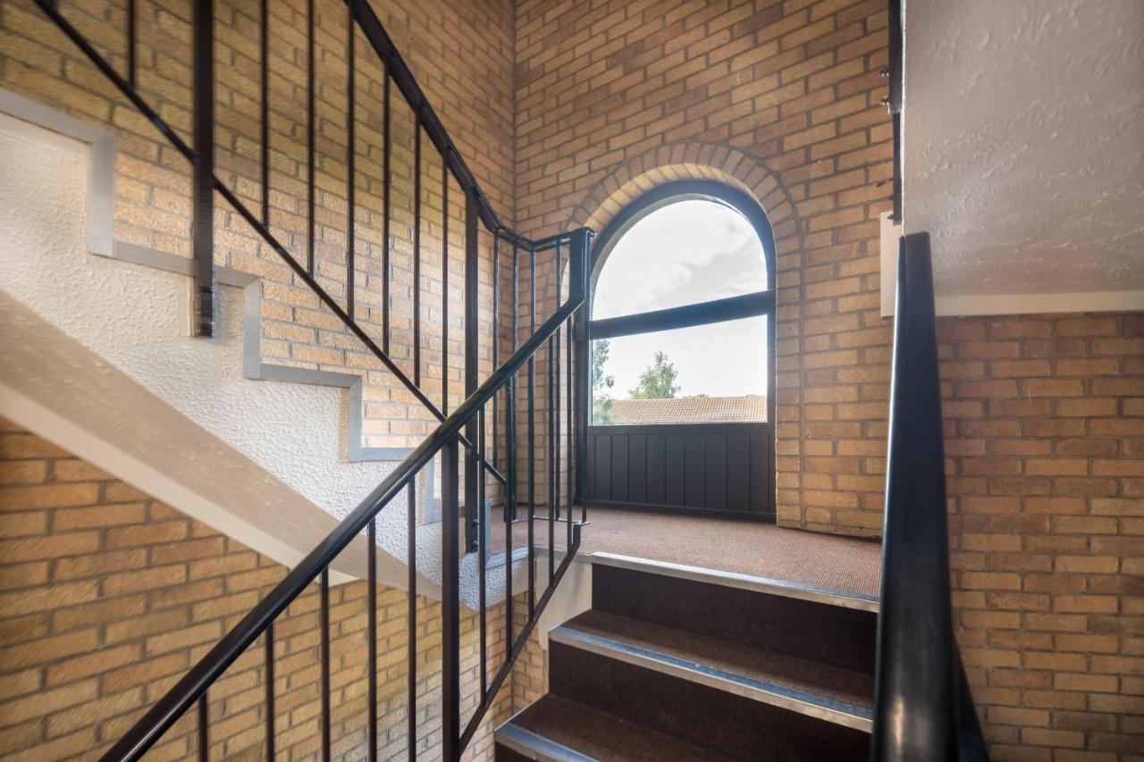 Waterlily - Beautiful 1-bed With Overlooking Balcony Apartment