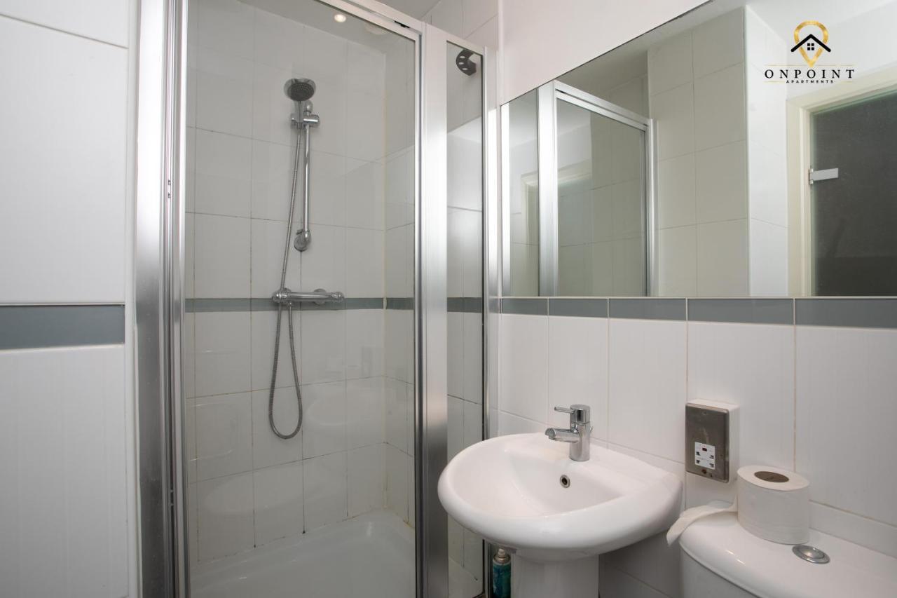 Spacious 2 Bed Apt W Parking, Close To Centre Apartment