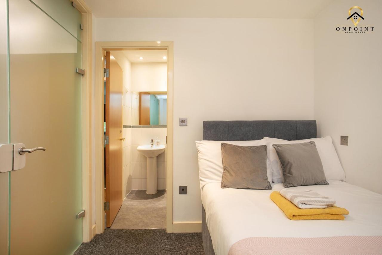 Spacious 2 Bed Apt W Parking, Close To Centre Apartment *
