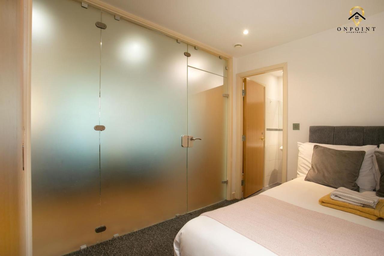 Spacious 2 Bed Apt W Parking, Close To Centre Apartment *