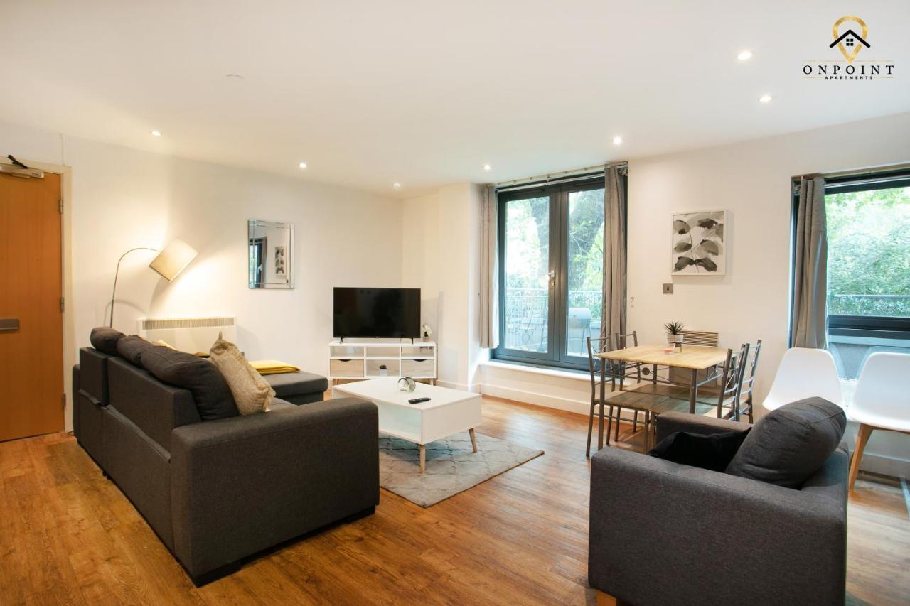 Spacious 2 Bed Apt W Parking, Close To Centre