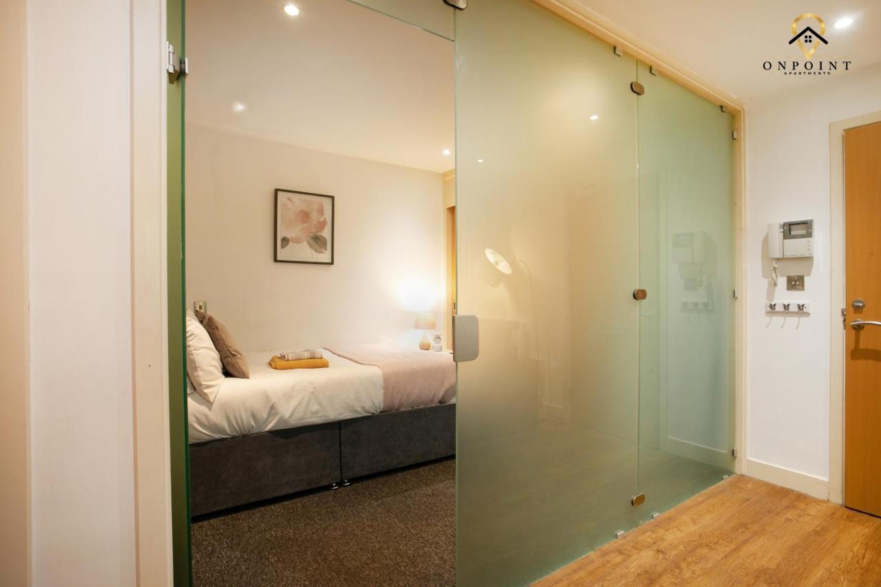 Spacious 2 Bed Apt W Parking, Close To Centre Apartment *