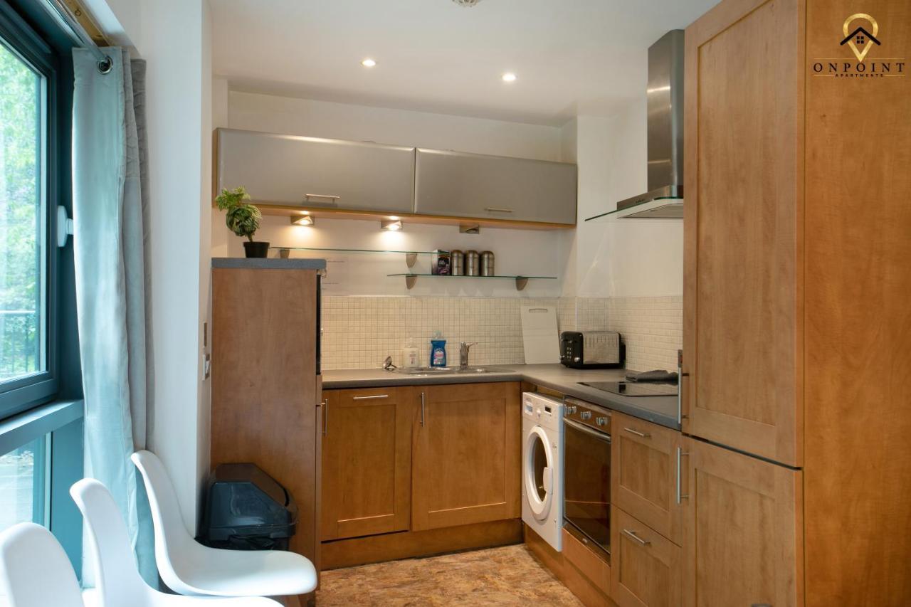 Spacious 2 Bed Apt W Parking, Close To Centre Apartment *