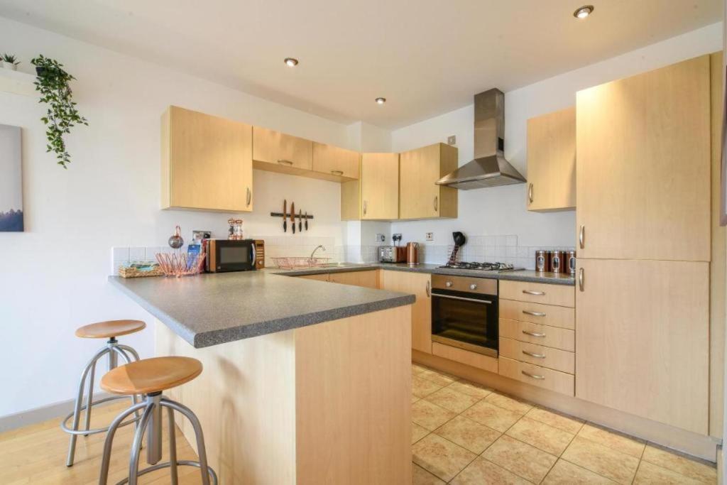 Dukes Wharf - Classy, Centre 2 Bedroom Overlooking The Canal *