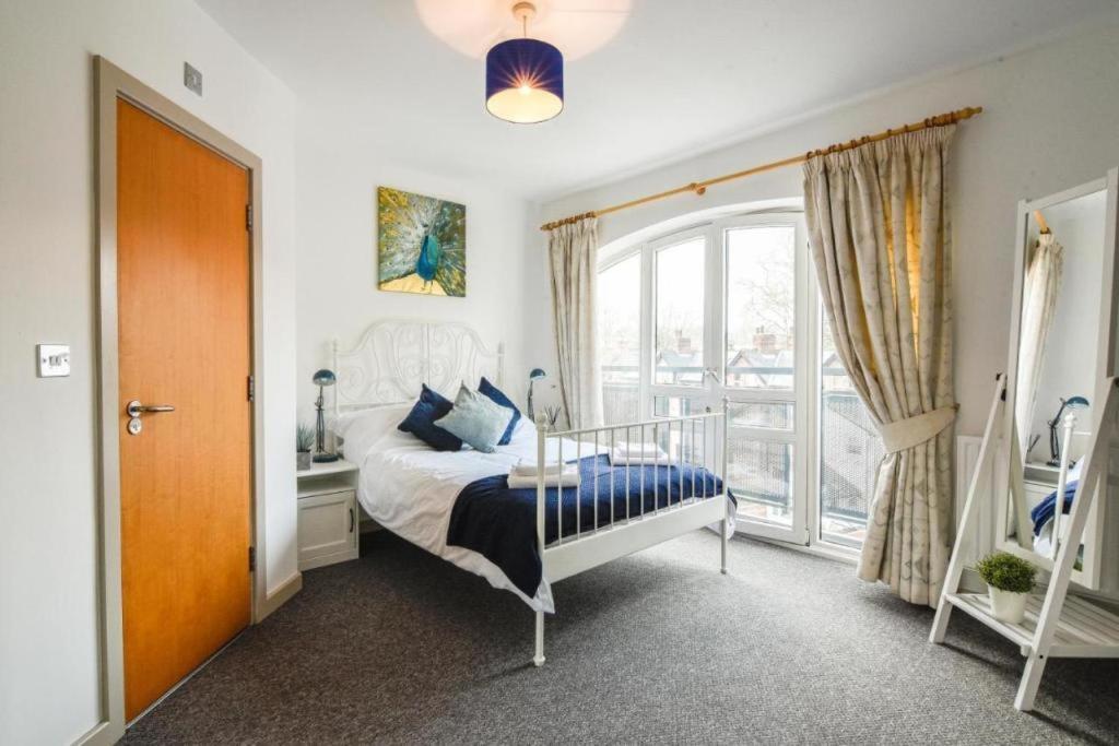 Dukes Wharf - Classy, Centre 2 Bedroom Overlooking The Canal