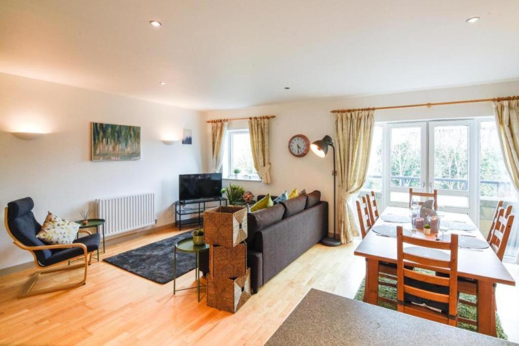 Apartment Dukes Wharf - Classy, Centre 2 Bedroom Overlooking The Canal