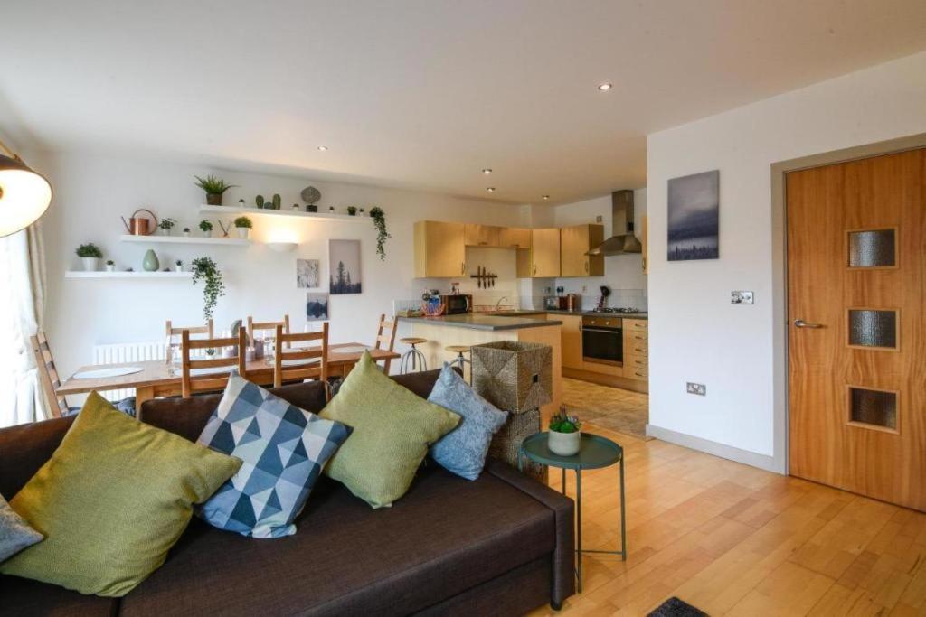 Dukes Wharf - Classy, Centre 2 Bedroom Overlooking The Canal *