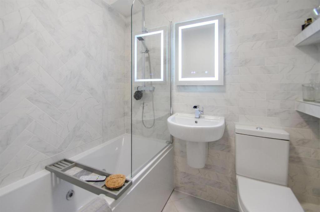 Luxurious 2 Bed With Hidden Cave Cinema Apartment