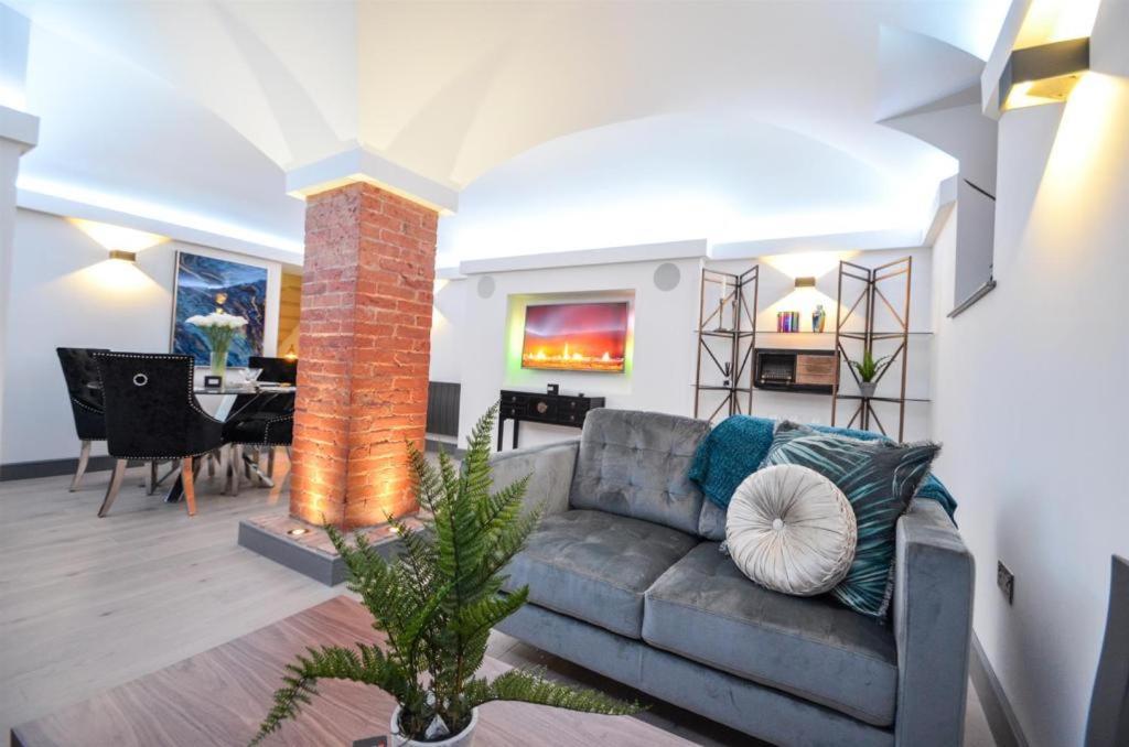Luxurious 2 Bed With Hidden Cave Cinema Apartment