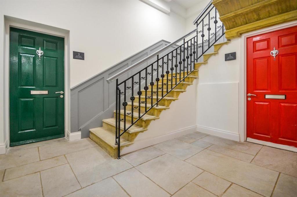 Luxurious 2 Bed With Hidden Cave Cinema Apartment *