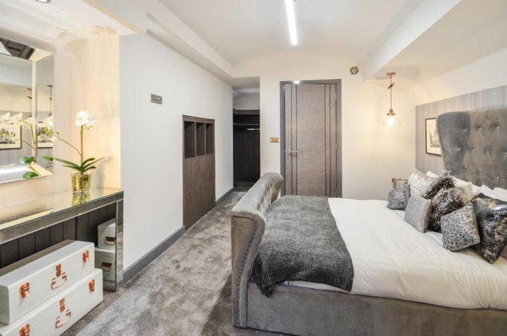 Luxurious 2 Bed With Hidden Cave Cinema Apartment