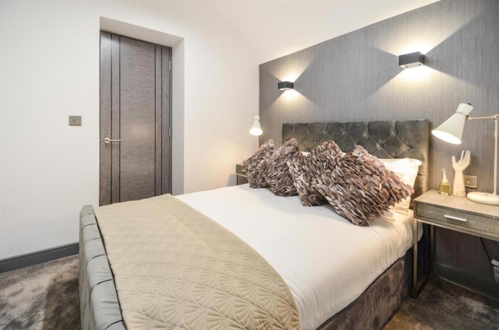 Luxurious 2 Bed With Hidden Cave Cinema Apartment *