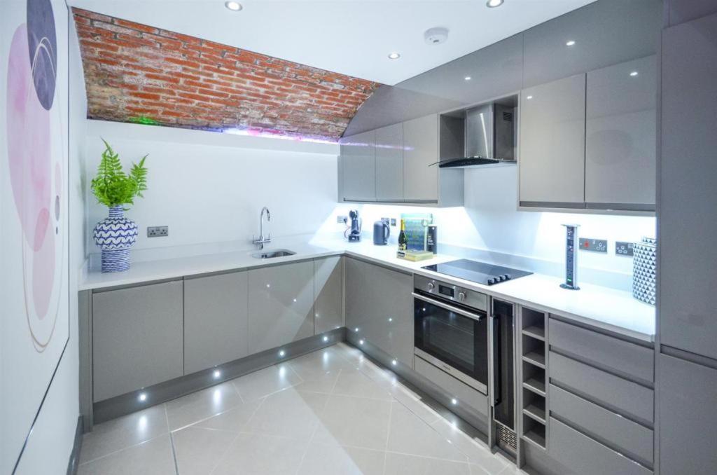 Apartment Luxurious 2 Bed With Hidden Cave Cinema *