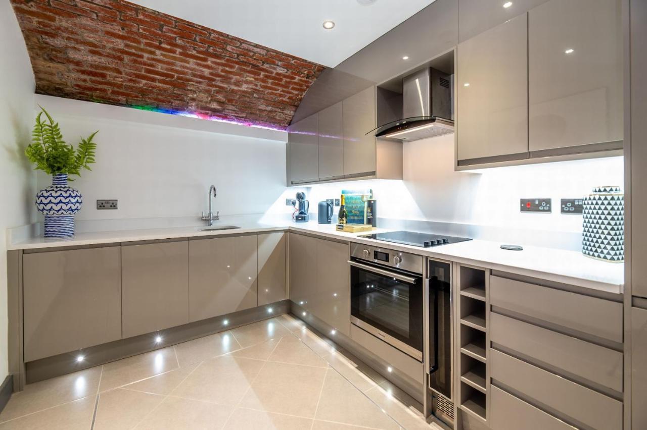 Luxurious 2 Bed With Hidden Cave Cinema Apartment *