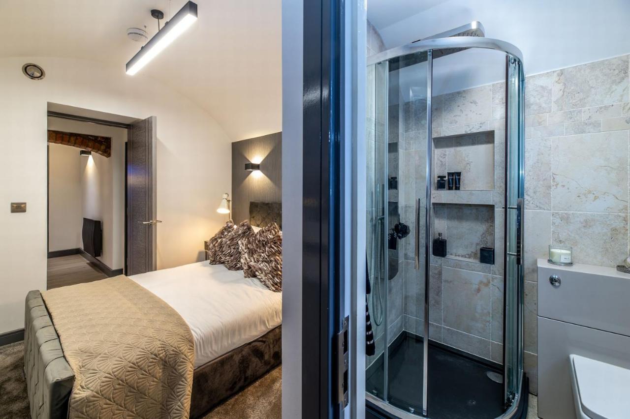 Luxurious 2 Bed With Hidden Cave Cinema Apartment *