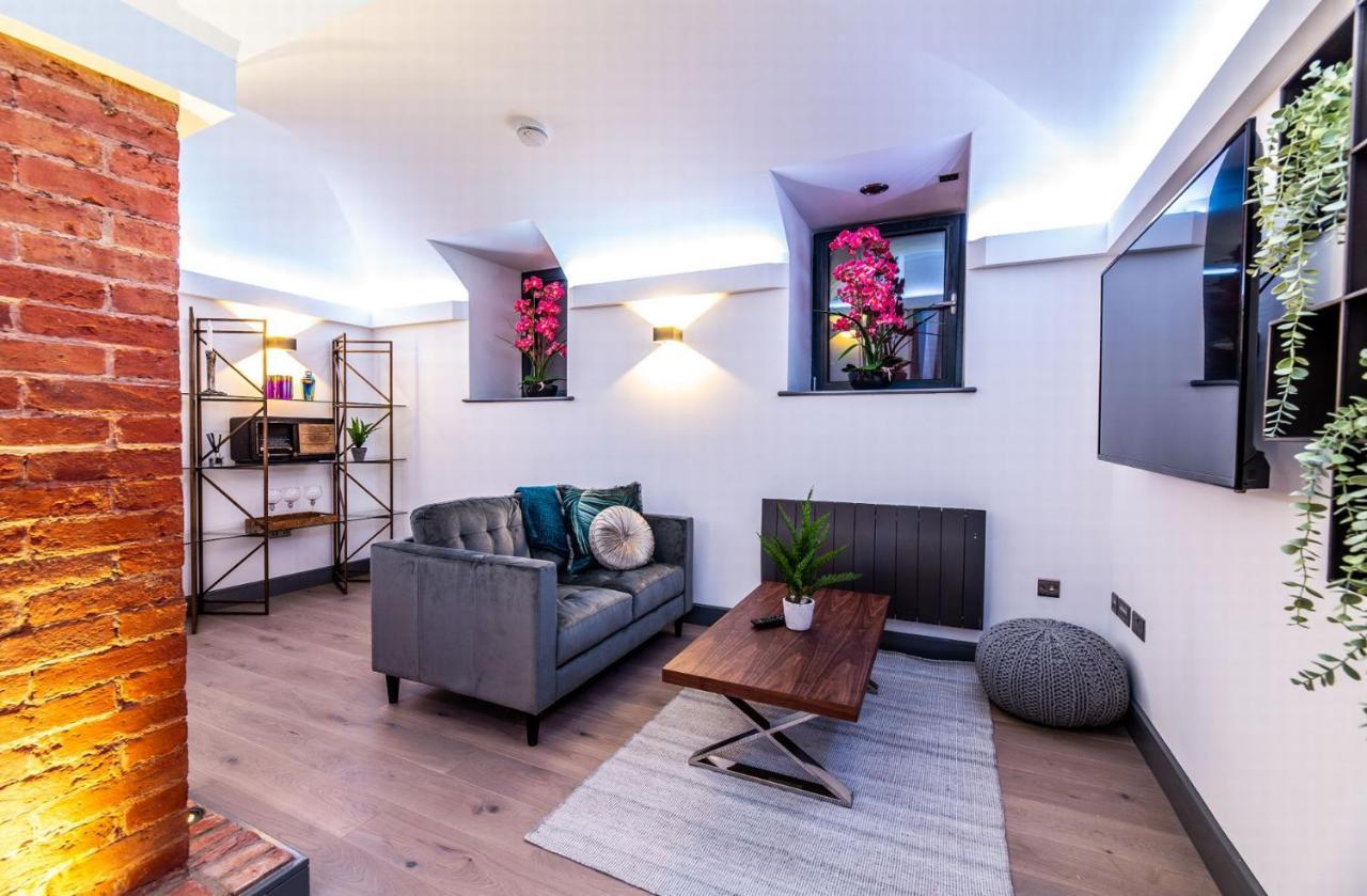 Luxurious 2 Bed With Hidden Cave Cinema Apartment