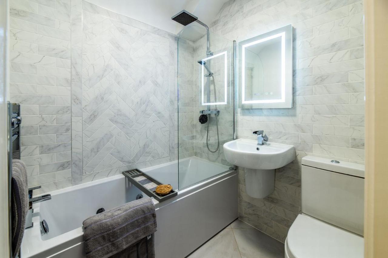 Luxurious 2 Bed With Hidden Cave Cinema Apartment