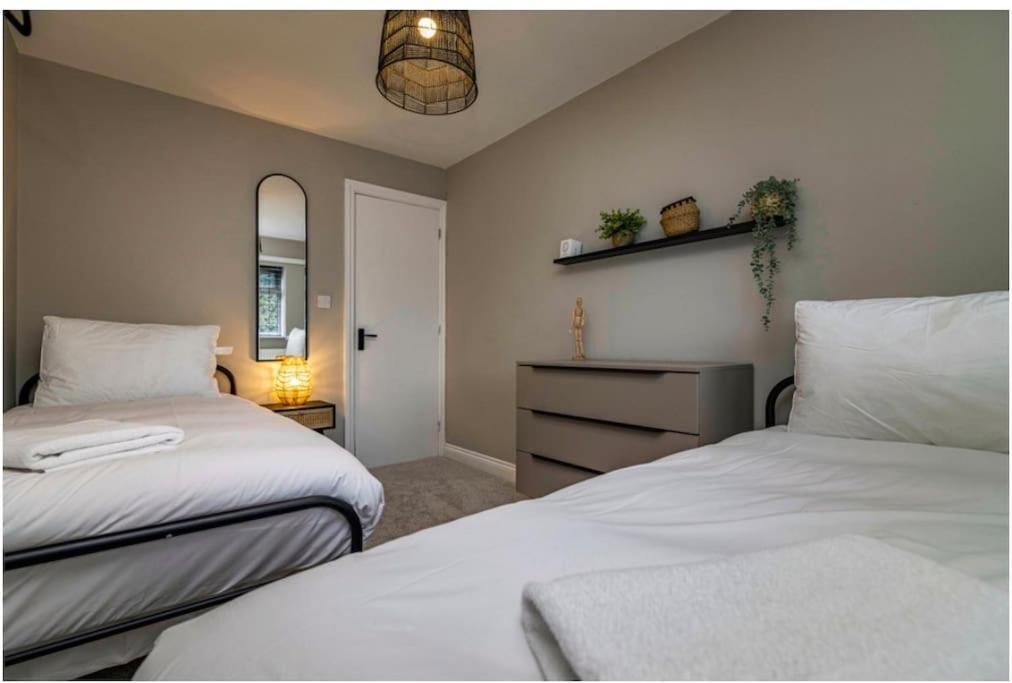 Cosy With Snug And Three Bedrooms Message Us For Long Prices *