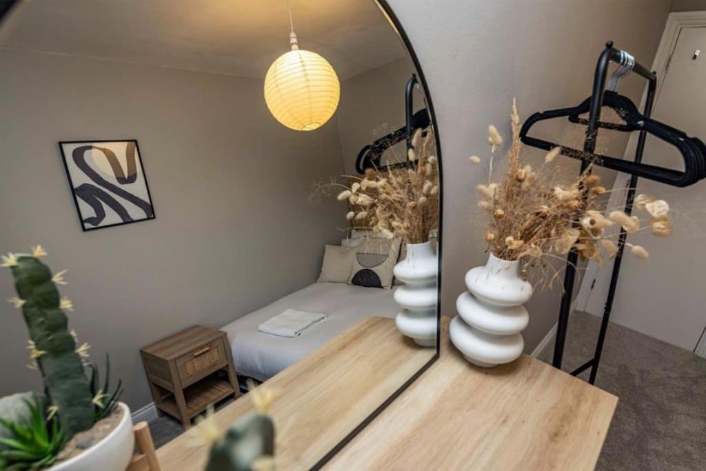 Villa Cosy With Snug And Three Bedrooms Message Us For Long Prices