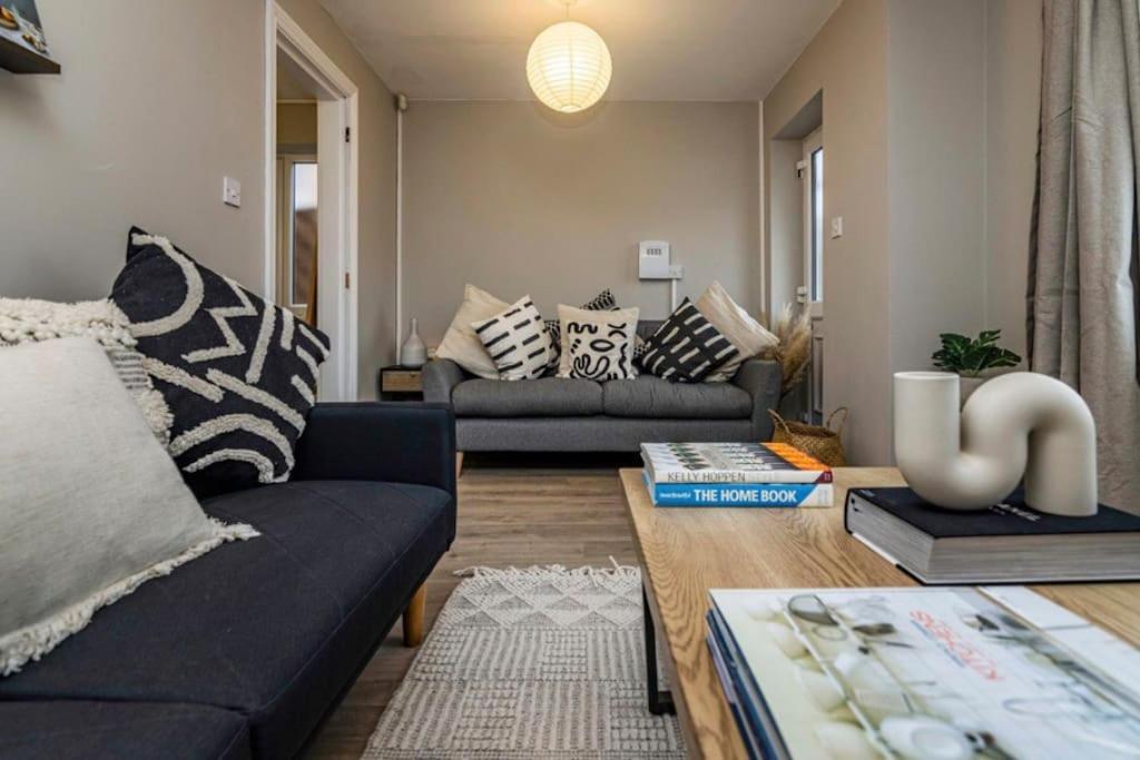 Cosy With Snug And Three Bedrooms Message Us For Long Prices Villa