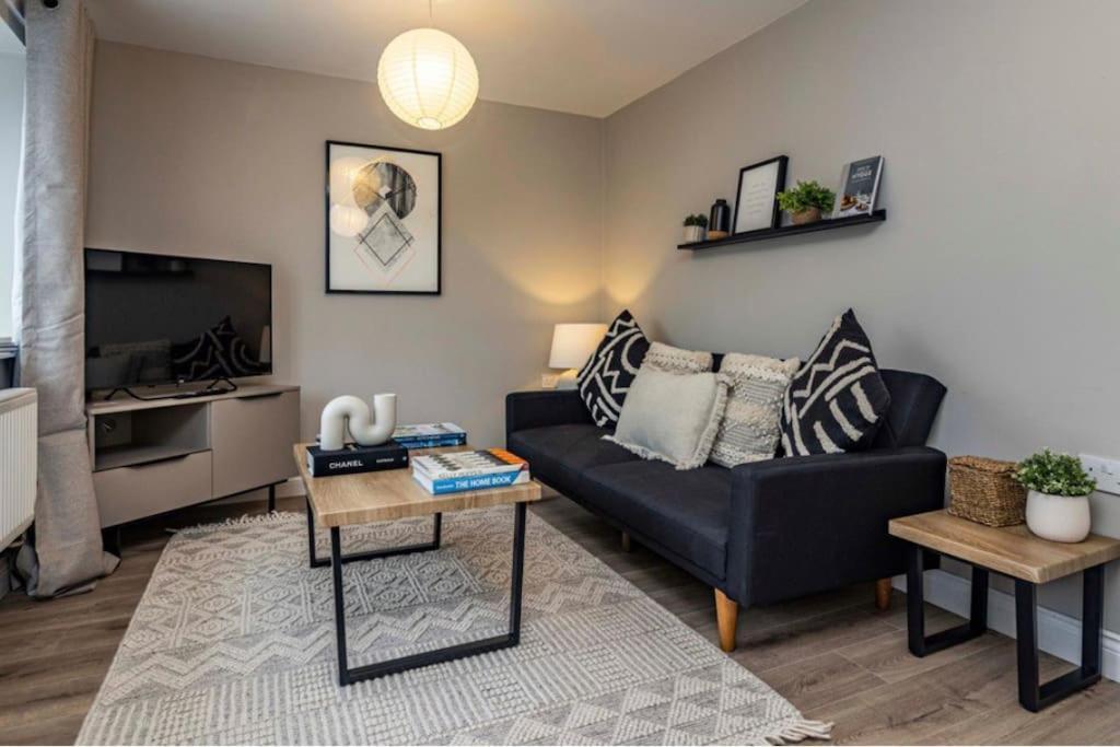 Cosy With Snug And Three Bedrooms Message Us For Long Prices Villa *