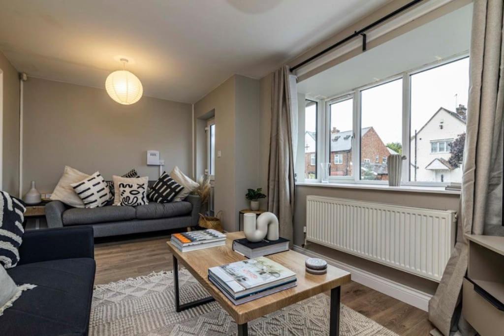 Cosy With Snug And Three Bedrooms Message Us For Long Prices