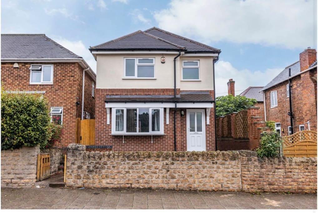 Cosy With Snug And Three Bedrooms Message Us For Long Prices Villa Nottingham