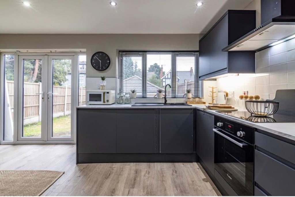 Cosy With Snug And Three Bedrooms Message Us For Long Prices Villa Nottingham