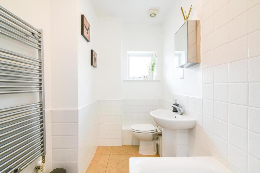 Dukes Wharf - Classy, Centre 2 Bedroom Overlooking The Canal Apartment
