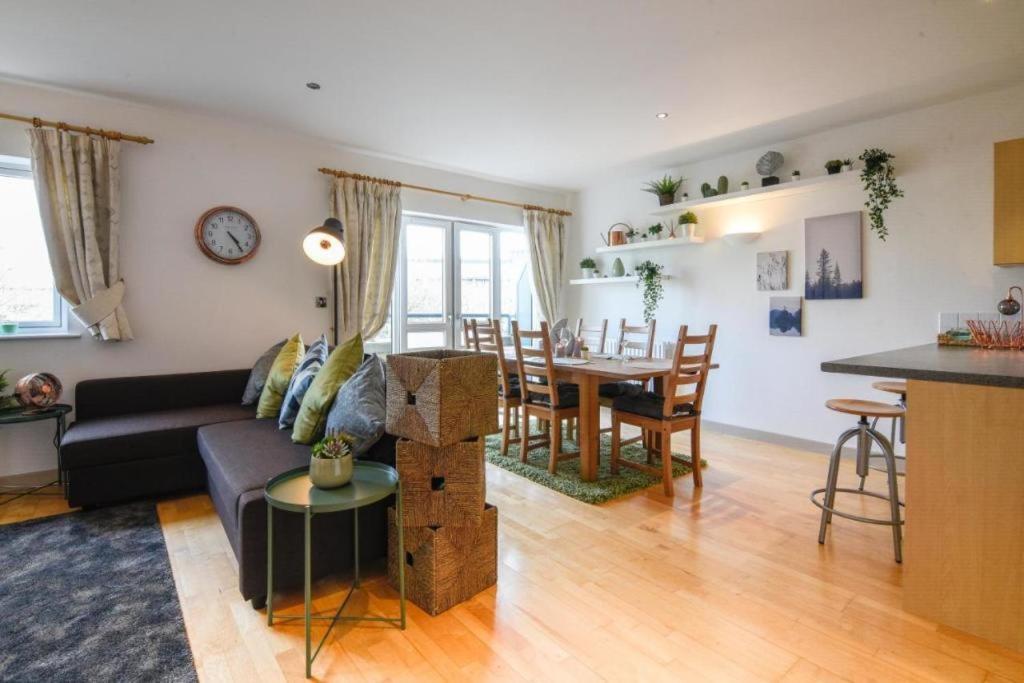 Dukes Wharf - Classy, Centre 2 Bedroom Overlooking The Canal Apartment