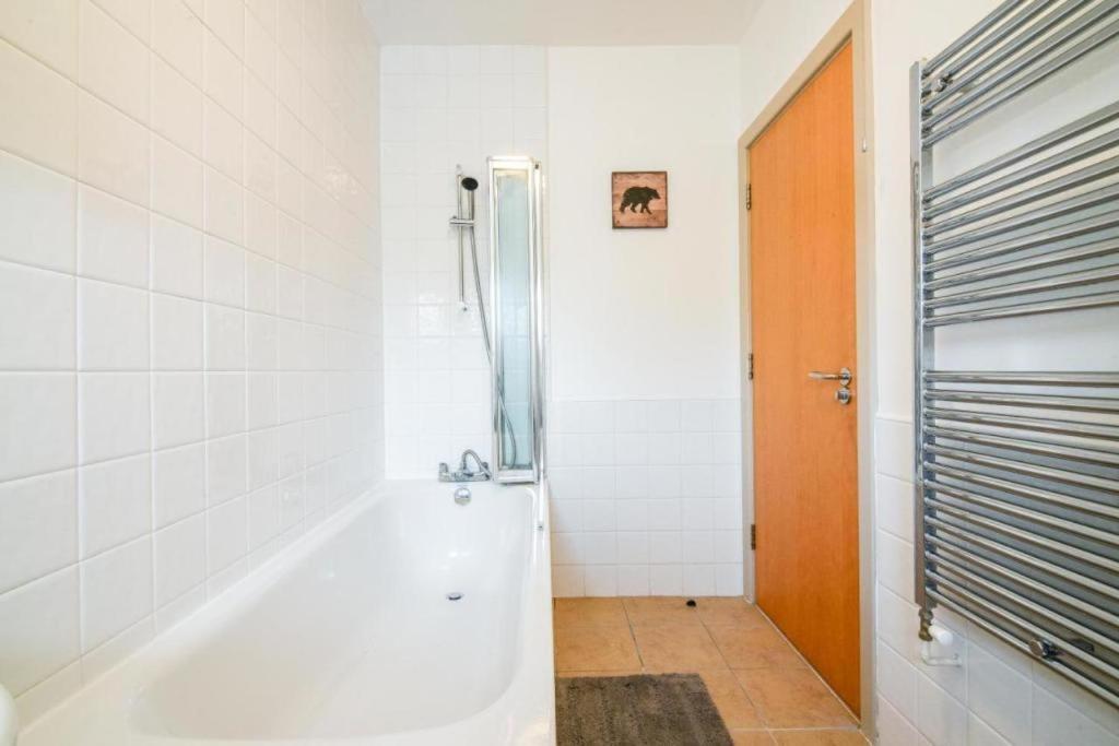 Apartment Dukes Wharf - Classy, Centre 2 Bedroom Overlooking The Canal