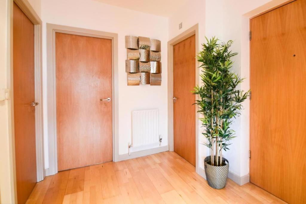Dukes Wharf - Classy, Centre 2 Bedroom Overlooking The Canal