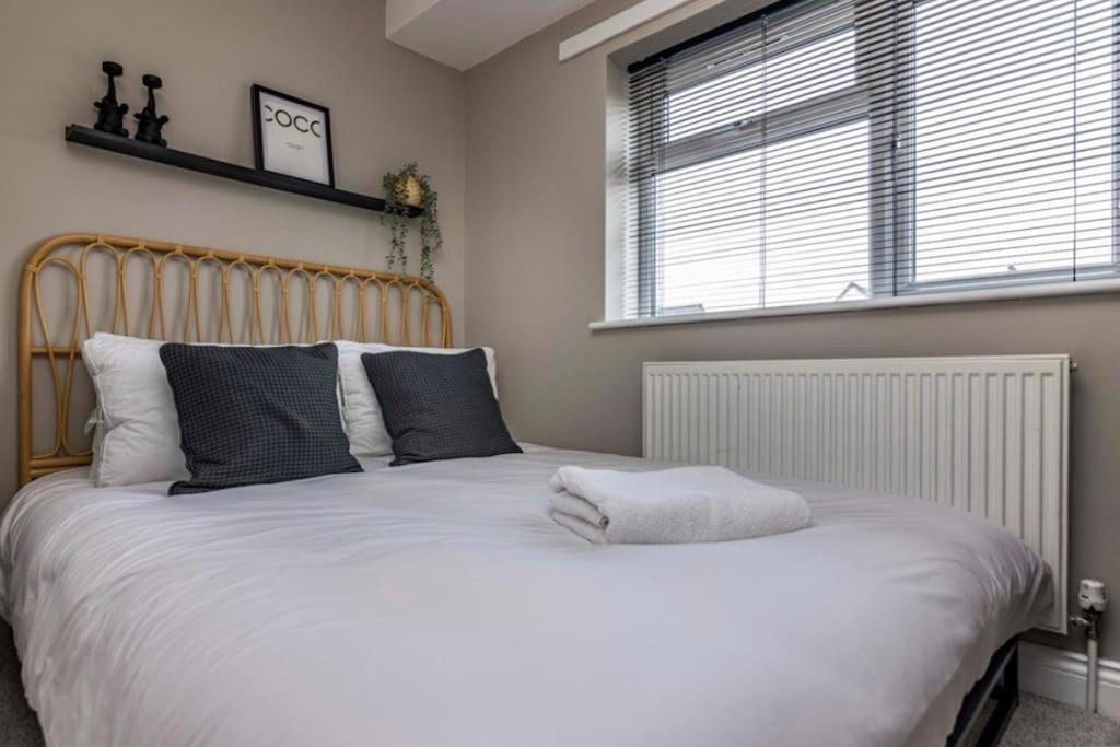 Villa Cosy With Snug And Three Bedrooms Message Us For Long Prices *