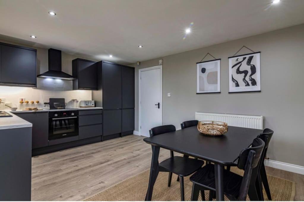 Cosy With Snug And Three Bedrooms Message Us For Long Prices Villa *