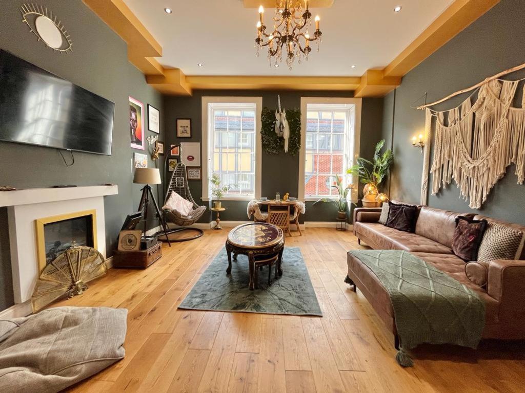 Apartment Unique & Luxurious 2 Bedroom Centre *
