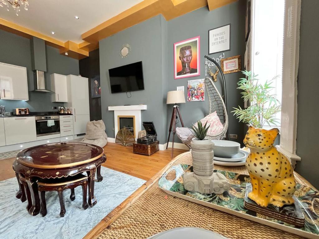 Unique & Luxurious 2 Bedroom Centre *