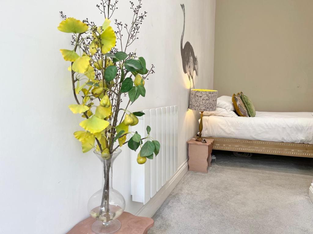 Unique & Luxurious 2 Bedroom Centre Apartment *