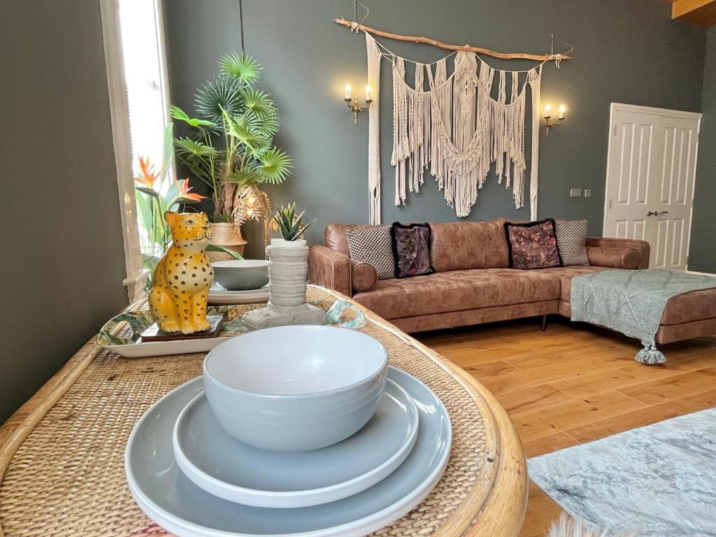 Unique & Luxurious 2 Bedroom Centre *