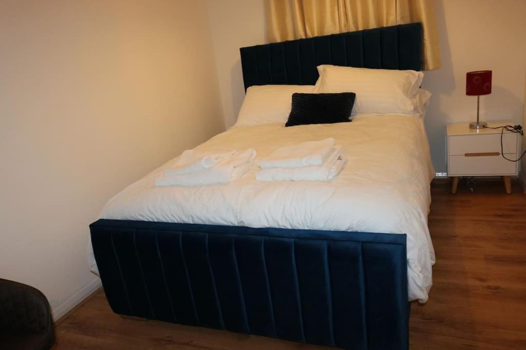 Entire -4 Bedrooms Detached House With Driveway *