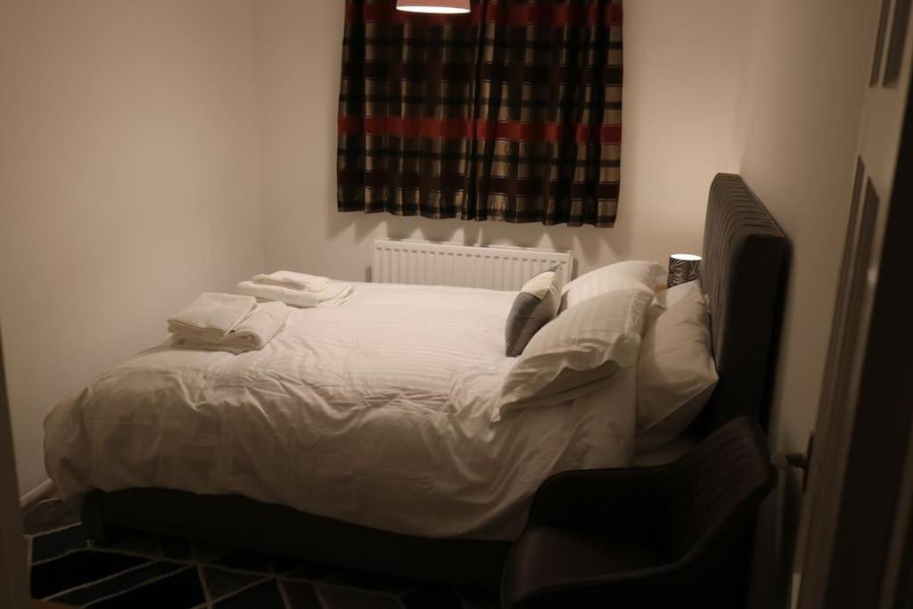 Holiday home Entire -4 Bedrooms Detached House With Driveway *