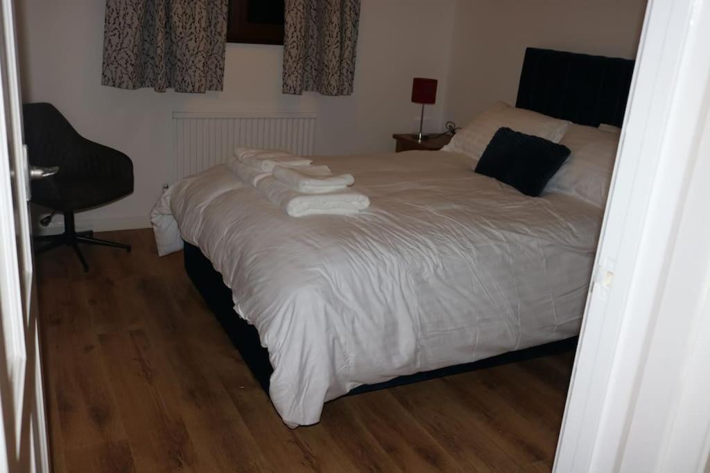 Entire -4 Bedrooms Detached House With Driveway * Nottingham