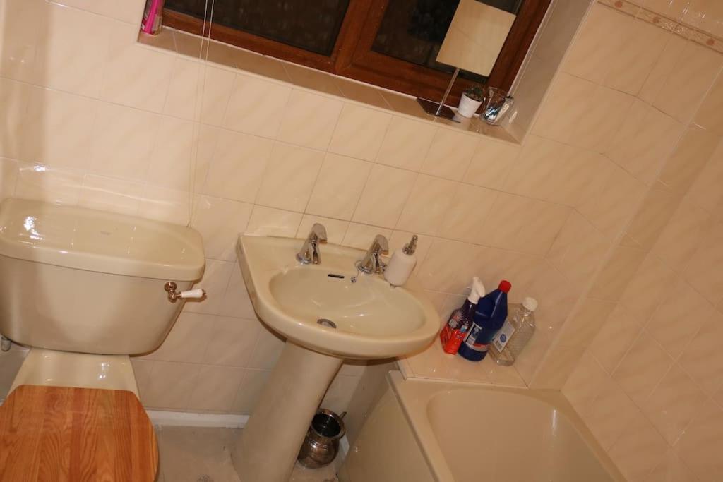 Entire -4 Bedrooms Detached House With Driveway